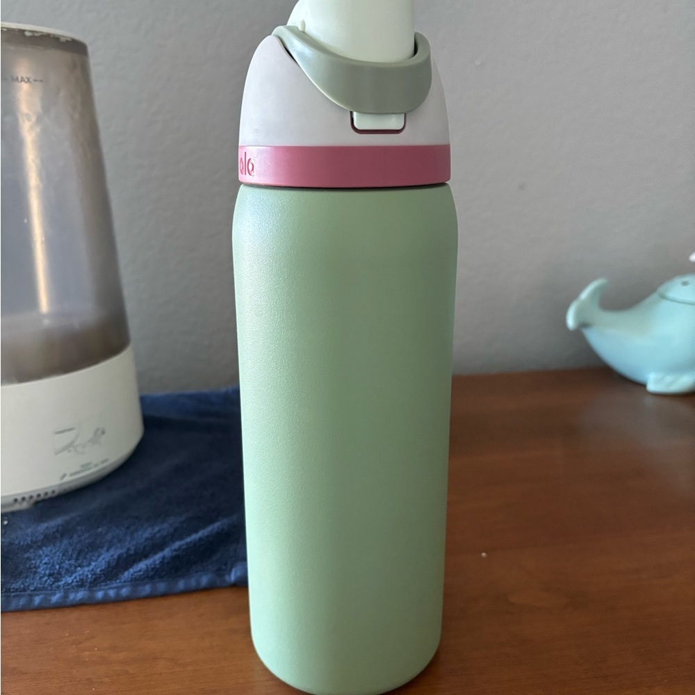 Owala Green and Pink Water Bottle 32 oz